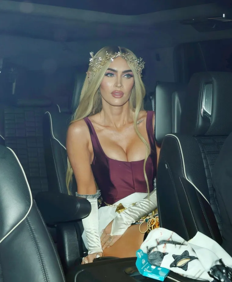 Megan Fox uhvaćena u nezgodnom trenutku: Opasan prorez na seksi kostimu otkrio puuuno više nego što je trebao!