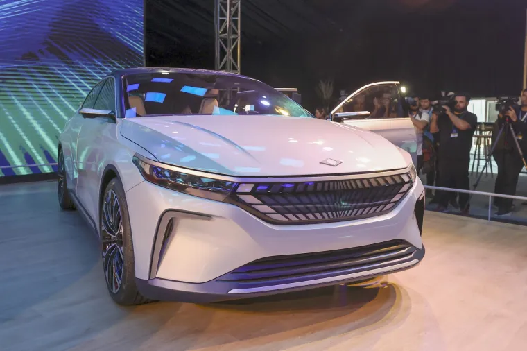 Auto bi trebao biti dostupan u dvije verzije, s jačom baterijom čiji će domet biti 500 kilometara te manjom baterijom i dosegom do 300 kilometara