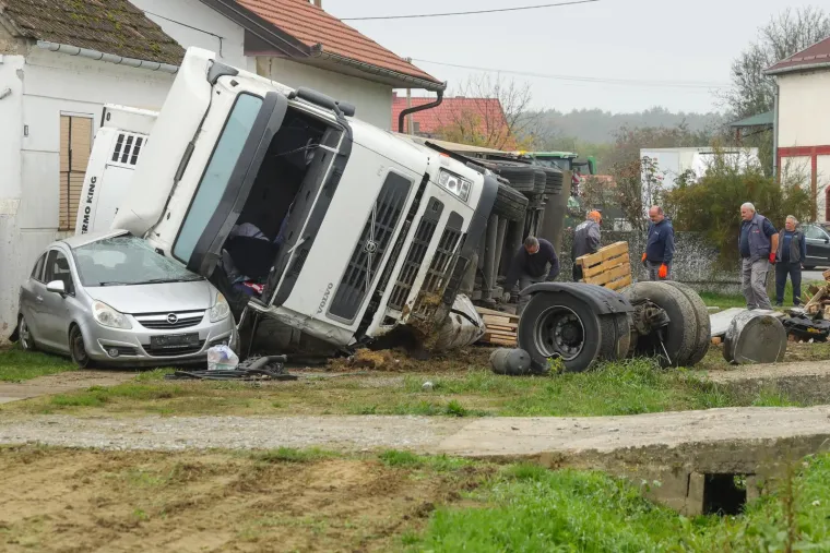 Kamionom se zabio u kuću! Otpali mu kotači, prikolicom je srušio zid...