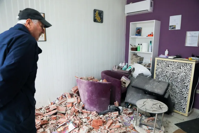 Kamionom se zabio u kuću! Otpali mu kotači, prikolicom je srušio zid...