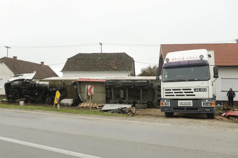 Kamionom se zabio u kuću! Otpali mu kotači, prikolicom je srušio zid...