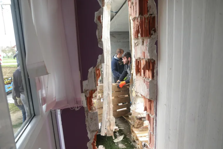 Kamionom se zabio u kuću! Otpali mu kotači, prikolicom je srušio zid...