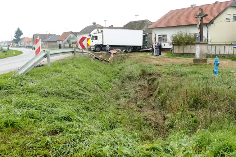 Kamionom se zabio u kuću! Otpali mu kotači, prikolicom je srušio zid...