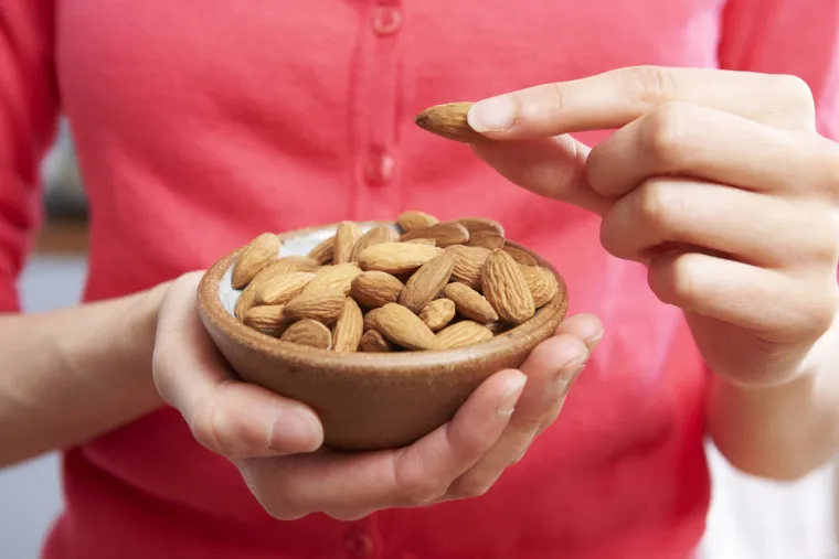 6. Jesti više orašastih plodova: Orašasti plodovi su bogati proteinima, vlaknima, antioksidansima, vitaminima i mineralima. Postoji još jedno istraživanje koje sugerira da su ljudi koji su konzumirali najmanje tri porcije orašastih plodova tjedno imali 39 posto manji rizik od preuranjene smrti.
