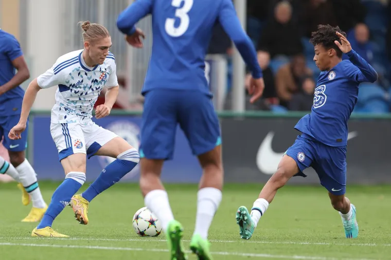 Modri te&scaron;ko izgubili na gostovanju u Londonu i ispali iz Lige prvaka mladih