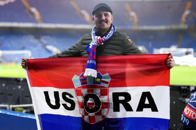 NAVIJAČKA GALERIJA Boysi slavili protiv Engleza na tribinama! Čarobni prizori sa Stamford Bridgea