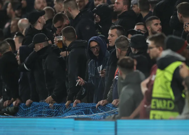 NAVIJAČKA GALERIJA Boysi slavili protiv Engleza na tribinama! Čarobni prizori sa Stamford Bridgea