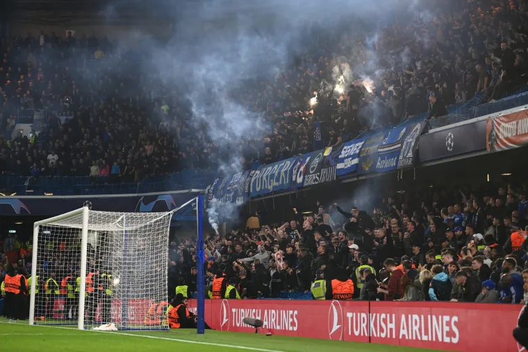 NAVIJAČKA GALERIJA Boysi slavili protiv Engleza na tribinama! Čarobni prizori sa Stamford Bridgea