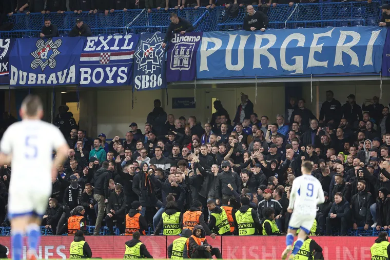 NAVIJAČKA GALERIJA Boysi slavili protiv Engleza na tribinama! Čarobni prizori sa Stamford Bridgea