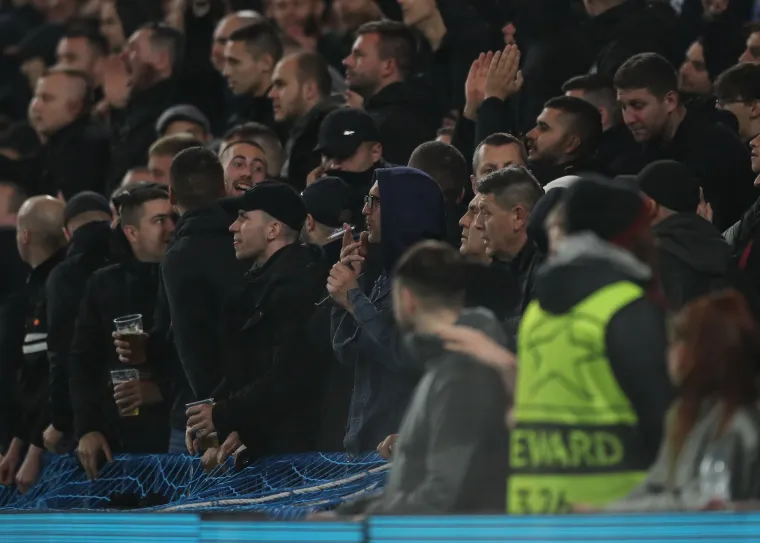 NAVIJAČKA GALERIJA Boysi slavili protiv Engleza na tribinama! Čarobni prizori sa Stamford Bridgea