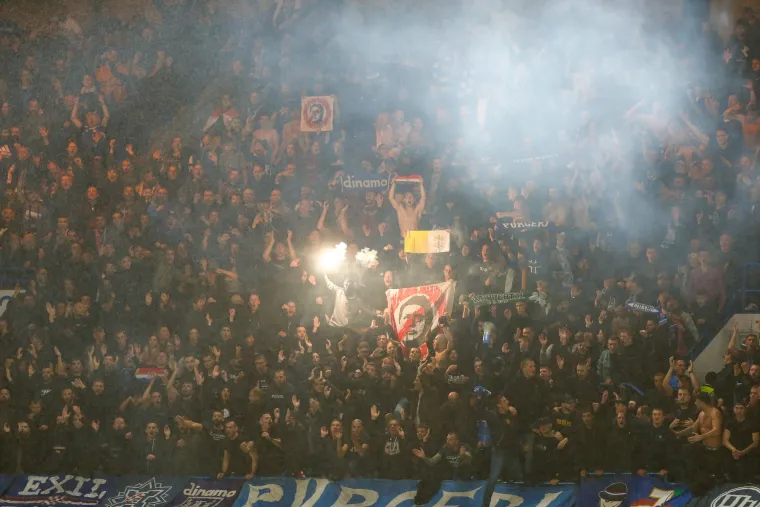 NAVIJAČKA GALERIJA Boysi slavili protiv Engleza na tribinama! Čarobni prizori sa Stamford Bridgea