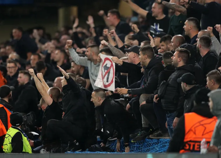NAVIJAČKA GALERIJA Boysi slavili protiv Engleza na tribinama! Čarobni prizori sa Stamford Bridgea