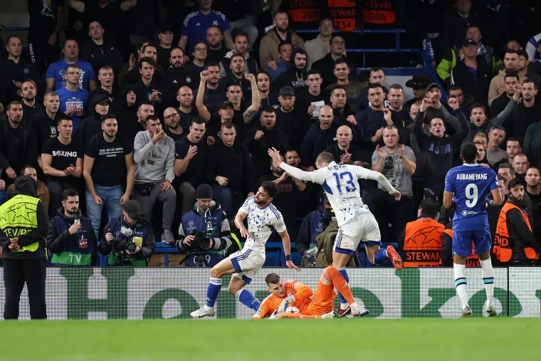 NAVIJAČKA GALERIJA Boysi slavili protiv Engleza na tribinama! Čarobni prizori sa Stamford Bridgea