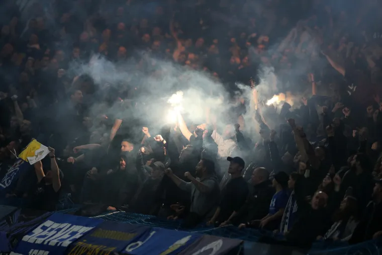 NAVIJAČKA GALERIJA Boysi slavili protiv Engleza na tribinama! Čarobni prizori sa Stamford Bridgea