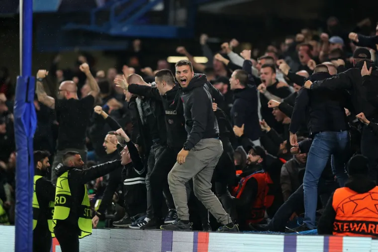 NAVIJAČKA GALERIJA Boysi slavili protiv Engleza na tribinama! Čarobni prizori sa Stamford Bridgea