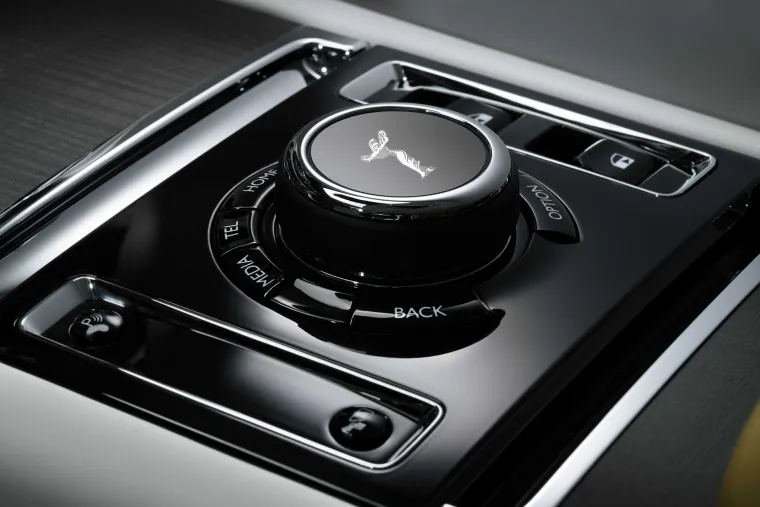 Rolls-Royce predstavio svoj prvi potpuno električni automobil: Izgleda monstruozno, ali takva će mu biti i cijena