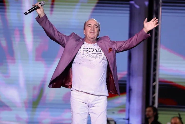 Emina je smatrala da Mladen nije normalan i često je izjavljivala da je &quot;nije briga što on radi&quot;. S djetetom je živjela u kući svojih roditelja i nije imala posao.