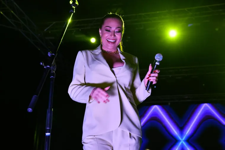 &quot;Budući da prolazi kroz jako teško razdoblje, želi malo vremena provesti s obitelji. Dugo nije dolazila u Srbiju jer je čekala da joj se srede papiri potrebni za život u Španjolskoj. Sad kad je gotovo, može doći kući kad god poželi. Treba joj mir pa je ugasila svoj Instagram profil i povukla se iz javnosti. Nemanja je sve vrijeme uz nju i on joj je najveća podrška&quot;, rekli su tada neimenovani izvori o tragediji u obitelji Ražnatović.

