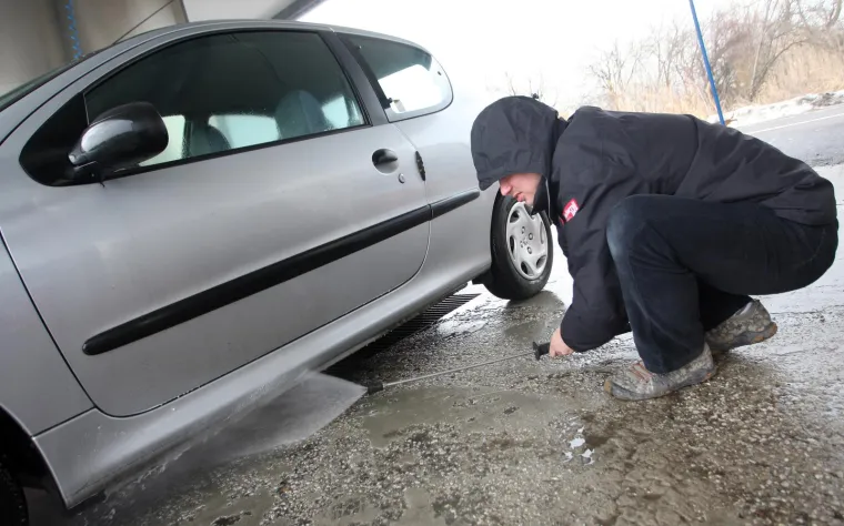 Proizvođači automobila uvijek traže načine za poboljšanje učinkovitosti motora, udobnosti vožnje i sigurnosti putnika. Međutim, ne ulažu svi u dobru zaštitu od korozije, što može postati ozbiljan problem nakon samo nekoliko zima. Vlasnici vozila također rijetko obraćaju pozornost na isto, a ako žele zaštititi svoje automobile od hrđe mogu poduzeti relativno jednostavne zaštitne mjere. Na primjer, pranje automobila najmanje jednom ili dva puta mjesečno pomoći će ukloniti sol, ali ne možete biti 100% sigurni da karoserija neće korodirati nakon godinu ili dvije. Najučinkovitiji način zaštite vozila od korozije jest upotreba sredstava za zaštitu od hrđe koja se mogu nanijeti na šasiju vašeg vozila. Samo jedan sloj zaštite od hrđe može dramatično produžiti životni vijek automobila