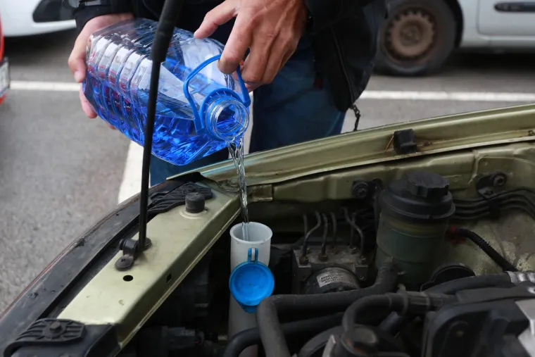 Tekućine za pranje vjetrobranskog stakla podijeljene su u dvije kategorije: ljetne i zimske. Iako izgledaju jednako, ljetne i zimske tekućine za pranje imaju različite formulacije koje im pomažu da postignu maksimalnu učinkovitost pod pravim uvjetima. Na primjer, ljetna tekućina učinkovito uklanja kukce i insekte, dok zimska tekućina odlično uklanja sol i debeli sloj prljavštine. Što je još važnije, kako temperature padaju, ljetna se tekućina počinje smrzavati i začepljuje cijeli sustav za pranje vjetrobranskog stakla, uključujući mlaznice. Da biste izbjegli ove nepotrebne probleme, ispraznite tekućinu za pranje vjetrobranskog stakla prije zime i zamijenite ju prikladnom zimskom tekućinom koja sadrži aktivne sastojke poput glicerina