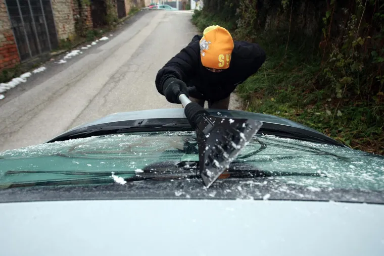 Užurbani odlazak na posao u zimskim jutrima često ne ostavlja dovoljno vremena da se temeljito očite stakla od leda, a to može biti opasno. Ako je vaš automobil zimi vani, velika je vjerojatnost da uklanjate led i snijeg s prozora pomoću strugalice. To nije najučinkovitiji način. Postoji širok izbor odleđivača i tekućina za odmrzavanje koji pomažu u otapanju leda i snijega u najkraćem mogućem roku