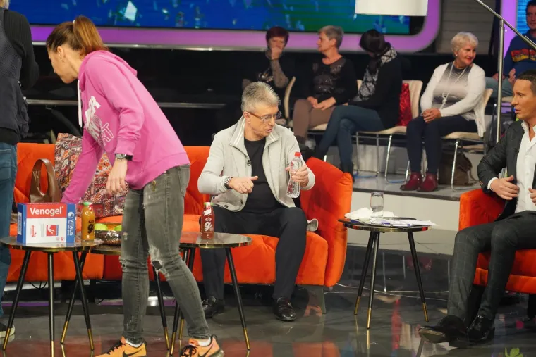 Ceca prvi put u javnosti nakon što je smanjila grudi za čak dva broja: Izgledaju li vam bolje sada ili prije?