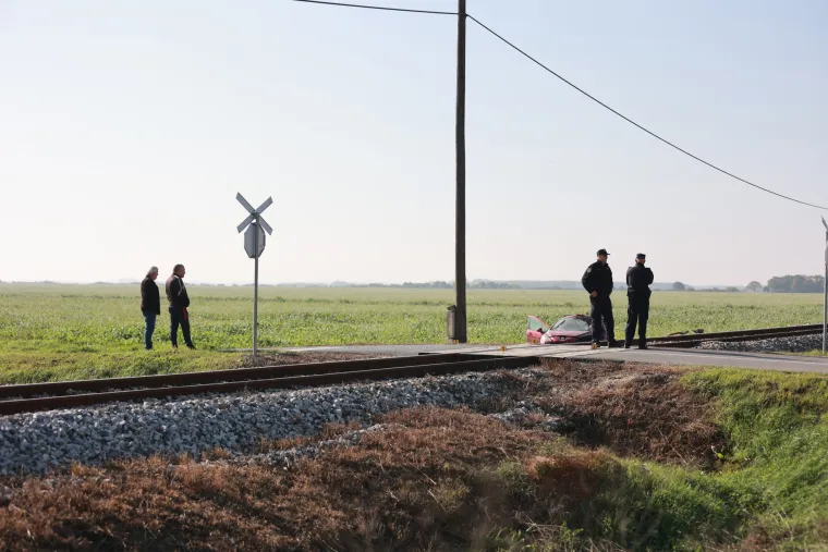 Užas na pruzi! Vlak naletio na automobil, vozač poginuo na mjestu