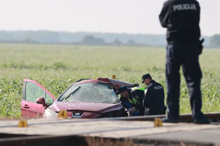 Užas na pruzi! Vlak naletio na automobil, vozač poginuo na mjestu
