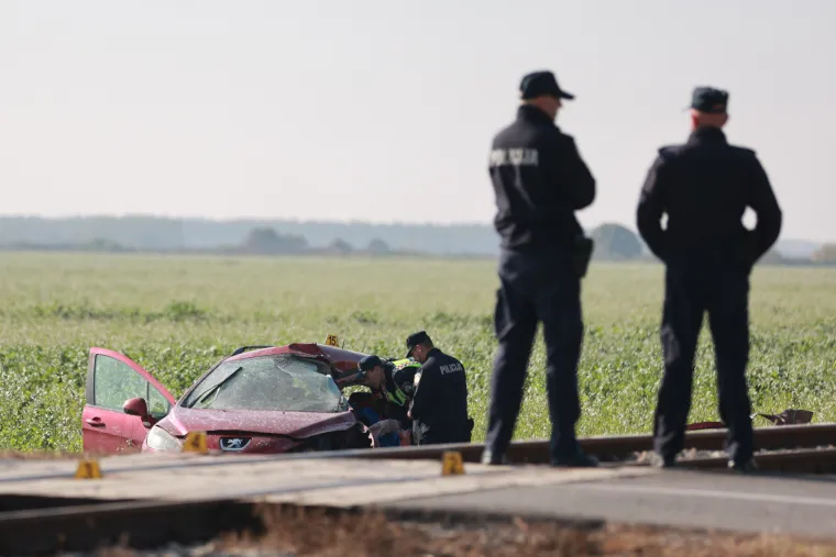 Užas na pruzi! Vlak naletio na automobil, vozač poginuo na mjestu