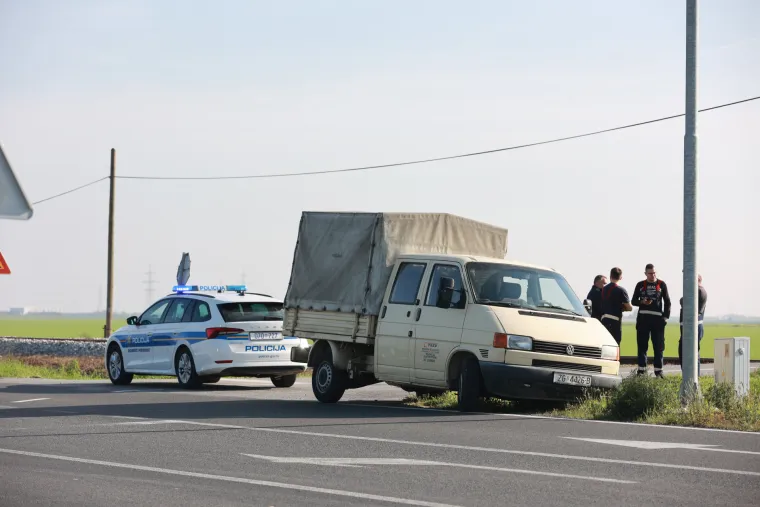 Užas na pruzi! Vlak naletio na automobil, vozač poginuo na mjestu