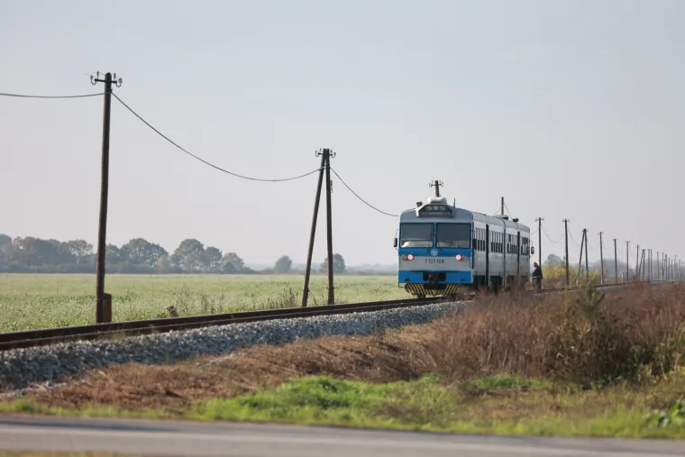 Užas na pruzi! Vlak naletio na automobil, vozač poginuo na mjestu