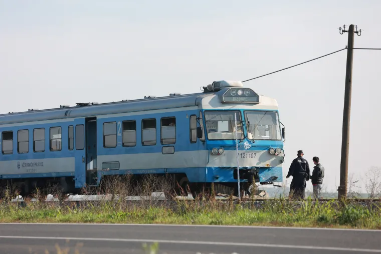 Užas na pruzi! Vlak naletio na automobil, vozač poginuo na mjestu