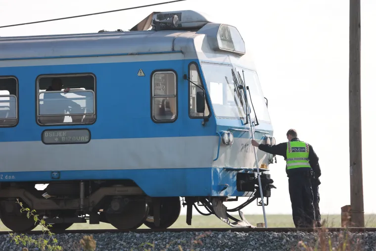 Užas na pruzi! Vlak naletio na automobil, vozač poginuo na mjestu