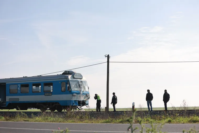 Užas na pruzi! Vlak naletio na automobil, vozač poginuo na mjestu