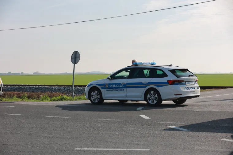 Užas na pruzi! Vlak naletio na automobil, vozač poginuo na mjestu