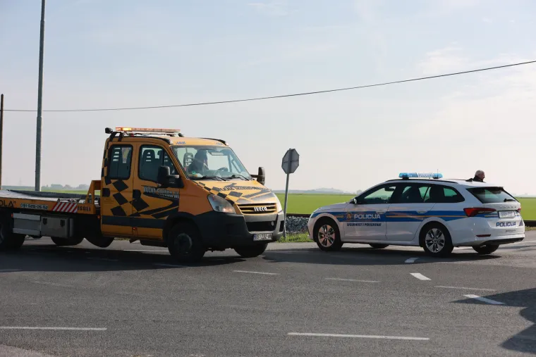 Užas na pruzi! Vlak naletio na automobil, vozač poginuo na mjestu