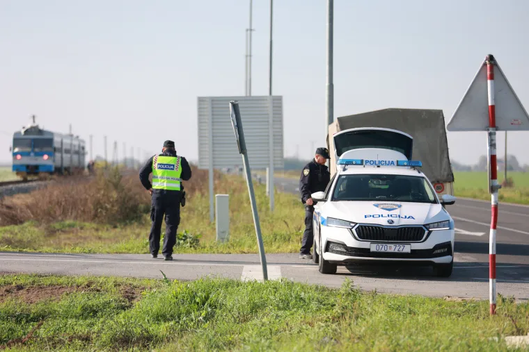 Užas na pruzi! Vlak naletio na automobil, vozač poginuo na mjestu