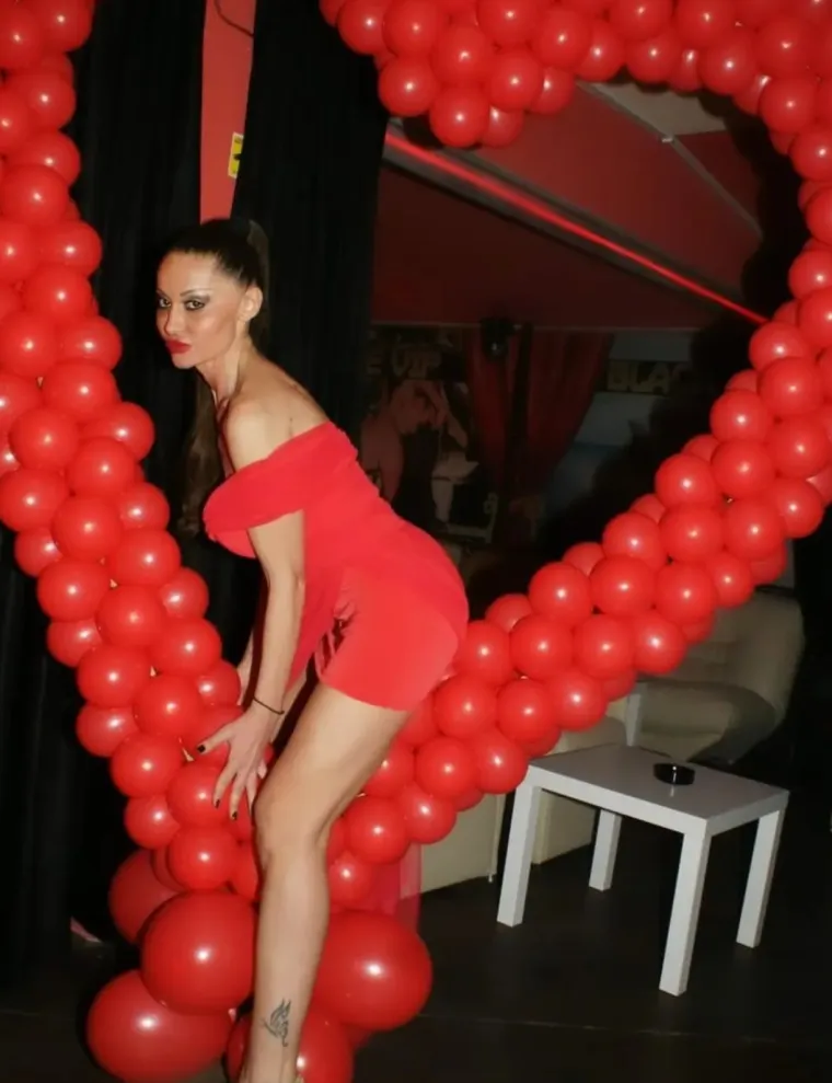 Branka Black Rose striptizom se bavi godinama unazad. Oduvijek je bila uspješna u svom poslu, a svoj zanat je iskoristila i snimila film o sebi. 
