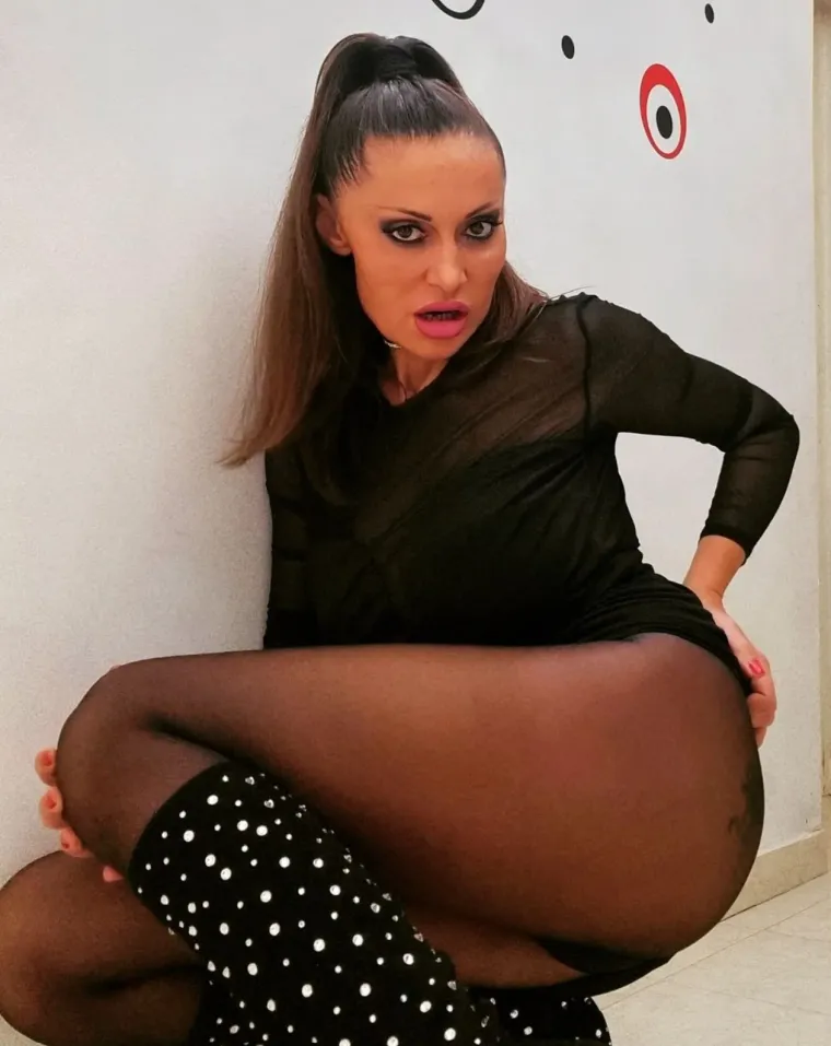 Otvorila je sajam erotike u Beogradu nakon čega je proglašena za prvu damu erotike.