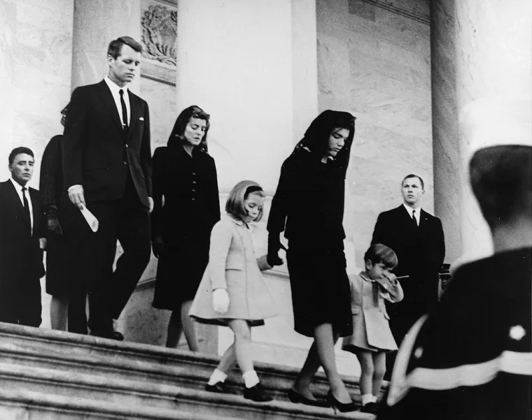  
2. Smrt Johna F. Kennedyja pomogla je Amerikancima da stignu na Mjesec: Iako je ubijen šest godina prije no što su Neil Armstrong i Buzz Aldrin kročili na Mjesec, John F. Kennedy ipak je pridonio uspjehu misije. Mjesecima nakon što je Jurij Gagarin postao prva osoba koja je kružila oko Zemlje, &quot;Mjesečev govor&quot; Johna F. Kennedyja na Sveučilištu Rice 1961. inspirirao je naciju da nadmaši Sovjete i pobijedi u svemirskoj utrci. U svom govoru obećao je da će Amerika sletjeti na Mjesec do kraja desetljeća. Ali privatno, nije bio tako siguran da će se to dogoditi.  Dvije godine nakon tog govora svemirski program Apollo se odužio i postalo je jasno koliko će novca i vremena biti potrebno. Također je bilo jasno da NASA neće sletjeti na Mjesec za vrijeme Johnova predsjedništva, čak i ako on bude ponovno izabran 1964. S obzirom da je Kongres smanjio NASA-in proračun, Kennedy je na sastanku s NASA-inim šefom Jamesom Webbom priznao: &quot;Ne mislim da će program Apollo preživjeti&quot;. &quot;Trenutno je svemir izgubio dosta svog glamura&quot;, razmišljao je Kennedy na svom sastanku s Webbom. &quot;Ako budem ponovno izabran, nećemo ići na Mjesec u našem mandatu, zar ne?&quot; Webb nije tako mislio, a Kennedy se složio, rekavši: &quot;Ne idemo&quot;. No, pokazalo se da je njegova smrt spasila svemirski program. Odlučan u namjeri da Kennedyjevo obećanje ostvari, predsjednik Lyndon Johnson uspio je osigurati više sredstava za NASA-u i provesti JFK-ovo obećanje u djelo.