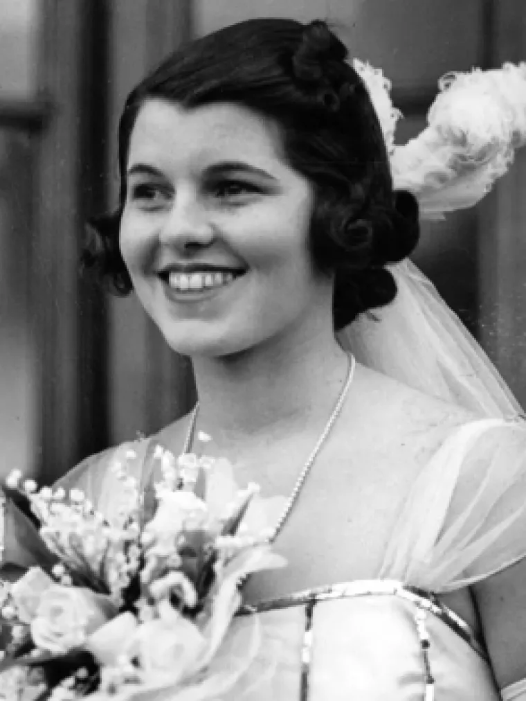3. Poslali mlađu sestru na lobotomiju da ne koči ambicije obitelji: Od devetero djece Josepha starijeg i Rose Kennedy, njihovo treće dijete, Rose Marie ili Rosemary, bilo je najmanje poznato. I to zato što je obitelj tako htjela. Rosemary zapravo nikad nije imala šanse napredovati. Kad je njezina majka rađala, porodničar je kasnio zbog teške gripe pa je medicinska sestra fizički držala Rosemary u Roseinom porođajnom kanalu dva sata. Nedostatak kisika najvjerojatnije je doveo do oštećenja mozga. Često je doživljavala &quot;napadaje&quot;, koji su najvjerojatnije bili epizode mentalnog zdravlja. Kad je ušla u tinejdžerske godine, bilo je jasno da se nešto mora učiniti. No u 1920-ima i 30-ima mentalna bolest bila je pogrešno shvaćena i negativno gledana, a slanje Rosemary u mentalnu ustanovu nije bila opcija za obitelj s političkim ambicijama. Umjesto toga, 1941. Joseph stariji organizirao je lobotomiju za Rosemary. Smatralo se da lobotomija liječi depresiju i &quot;agresiju&quot;, no postupak je bio nov i još ga nije odobrila Američka liječnička udruga. Rosemaryna lobotomija samo ju je oštetila: odmah je izgubila moć govora i izgovorila tek nekoliko riječi, a obitelj ju je potom prebacila u ustanovu u Wisconsinu, gdje je živjela do kraja života. Ostali članovi obitelji Kennedy rijetko su posjećivali svoju sestru sve dok se s njom nisu ponovno povezali 1950-ih. S vremenom se obitelj Kennedy počela zalagati za osobe s tjelesnim invaliditetom.