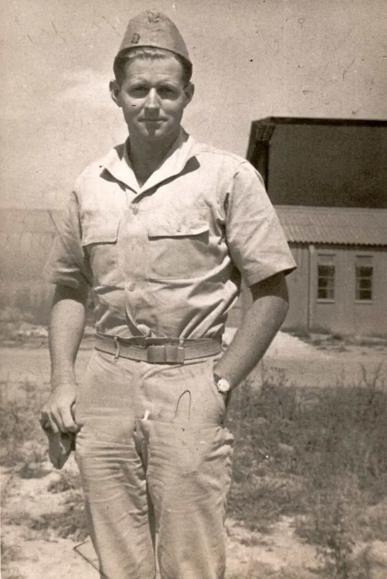 4. Johnov brat poginuo je u tajnoj misiji u Drugom svjetskom ratu: Služba Johna F. Kennedya u američkoj mornarici tijekom Drugog svjetskog rata učinila ga je herojem mnogo prije nego što je postao predsjednik. Ali nije bio jedini vojni heroj u svojoj obitelji. Njegov stariji brat, Joseph Jr., također je bio odlikovani veteran. Josip stariji je i vidio je svog najstarijeg sina kao najbolji izbor za ispunjenje svojih političkih ambicija, ali nakon smrti Josipa Mlađeg, to je prešlo na Johna.  Joe Jr. rano je napustio pravni fakultet i pridružio se mornarici 1941. godine, a godinu dana kasnije završio je školu za pilote lovca. Do 1943. završio je 25 misija bombardiranja Europe, dovoljno da dobije dozvolu za povratak kući. Umjesto toga, ostao je u Engleskoj i nastavio se boriti. Godine 1944. radio je na &quot;Operaciji Afrodita&quot;, projektu razvoja daljinski upravljanog bombardera. Ograničena tehnologija tog vremena značila je da potpuno daljinski upravljani uređaj još nije bio moguć. Joe Jr. se dobrovoljno javio da bude probni pilot za operaciju Afrodita. Ubrzo nakon polijetanja, njegov avion se pokvario i srušio iznad Suffolka u Engleskoj. Umro je u 29. godini života.