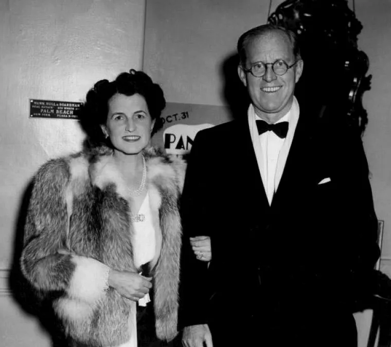 5. Joseph Kennedy stariji obogatio se na piću: Obitelj Kennedy prvi put se obogatila 1920-ih, u doba prohibicije. Jedan od dugotrajnih mitova o Kennedyjima je da su svoje bogatstvo izgradili na švercu. (Ovaj mit su 1960-ih i 70-ih pokrenuli teoretičari zavjere koji su pokušavali objasniti atentat na Kennedyja.) Prava priča je malo manje prljava, ali je uključivala piće. Alkohol je dio sage o obitelji Kennedy u Americi od početka. Otac Josepha starijeg, Patrick J. Kennedy, bio je vlasnik salona u Bostonu i uvoznik viskija koji je s vremenom postao šef lokalnog odjela i državni senator. Godine 1933. Joseph stariji već je bio bogat i uspješan poslovni čovjek.  Neposredno prije ukidanja prohibicije te godine, Joseph stariji iskoristio je svoje veze za sklapanje unosnih poslova s britanskim destilerima kao što su Dewar&apos;s i Gordon&apos;s Gin za uvoz alkoholnih pića u SAD. Poslovi su učinili Josipa starijeg još bogatijim. Deset godina kasnije prodao je svoju franšizu alkoholnih pića za 8,2 milijuna dolara (oko 100 milijuna dolara 2020.).