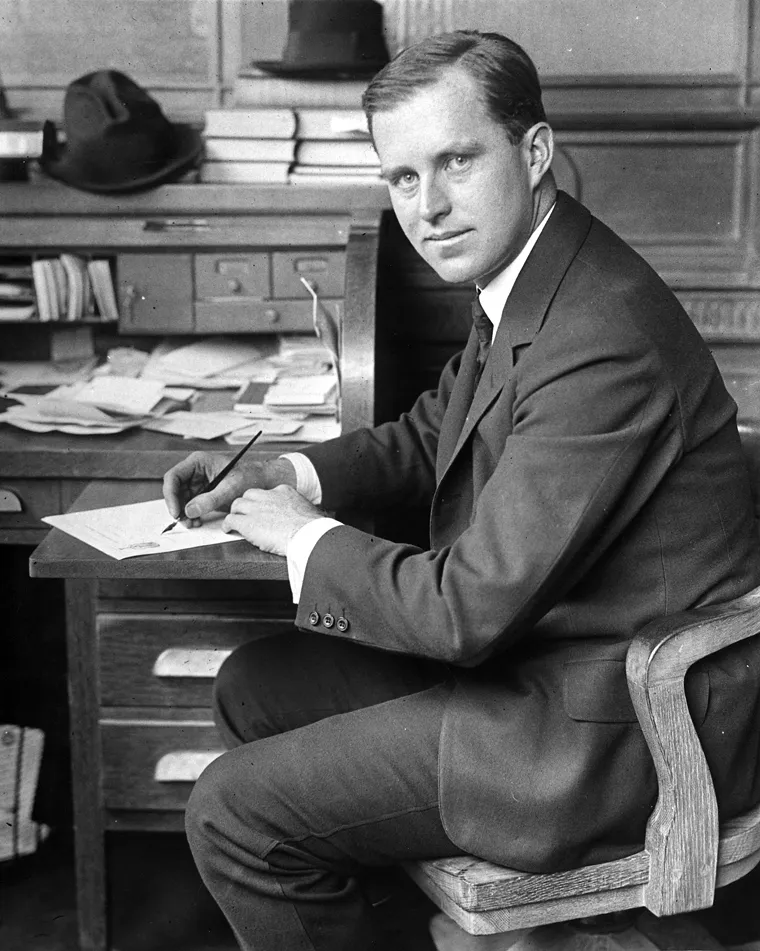 8. Kennedyjevo bogatstvo izgrađeno na vesternima B produkcije: Uvoz alkohola bio je samo djelić bogatstva Josepha Kennedyja starijeg. Nakon što je 1912. diplomirao na Harvardu, Joseph stariji bavio se bankarstvom i sa 25 godina postao najmlađi predsjednik banke u Americi. Do 1919. bacio je oko na filmski biznis. Bio je još u povojima, ali je Josip stariji vidio da ima potencijala. U jednom trenutku to je opisao kao &quot;sljedeći telefon&quot;.  Joseph stariji je sljedećih nekoliko godina proveo planirajući svoj odlazak u show business. Tijekom sljedećih nekoliko godina njegov FBO izrastao je u jedan od najmoćnijih holivudskih studija specijaliziranih za B-vesterne. Na kraju je unovčio 5 milijuna dolara neposredno prije Velike depresije. Iako će kasnije financijske revizije otkriti da su njegove tvrtke uglavnom gubile novac.
