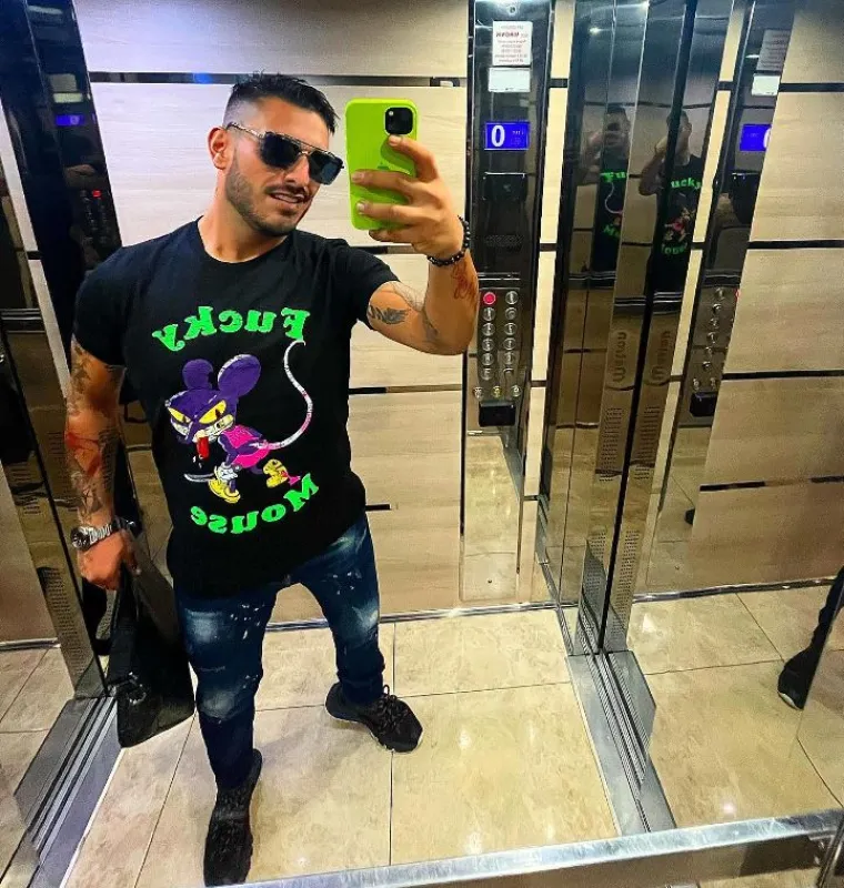 Pjevač tvrdi da tek sad osjeća iskrenu zaljubljenost prema ženi i da mu se sve prethodne veze događale u periodu kad nije bio spreman posvetiti se njima na pravi način. 
