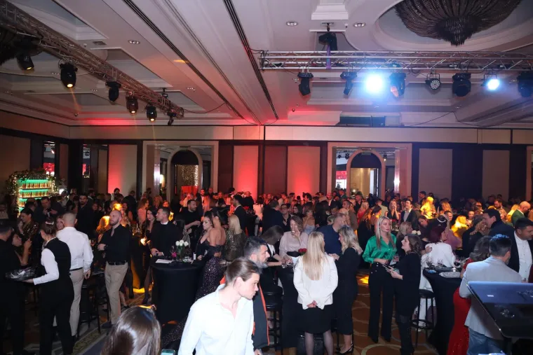 Neda Ukraden očarala oblinama u uskoj haljini, Cecina kći iznenadila goli&scaron;avo&scaron;ću, Karleu&scaron;in stajling od 80.000 kn ukrao &scaron;ou