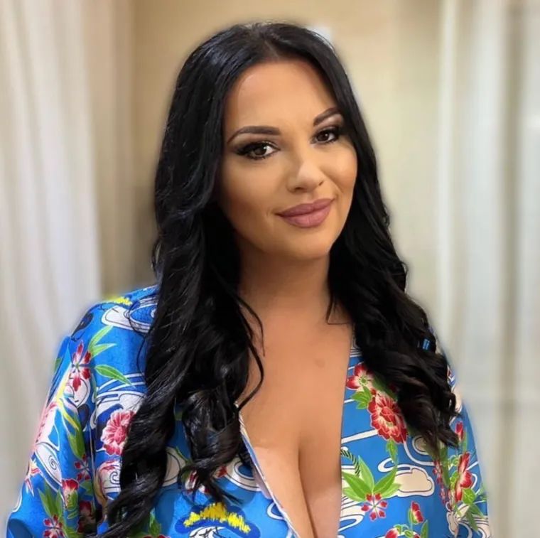 Dragana Todorović, poznatija kao Jana, pjevačica je koja se može pohvaliti najvećim grudima na estradi. Njene prirodne grudi nikoga ne ostavljaju ravnodušnim, međutim baš zbog toga često ima problema s kralježnicom.