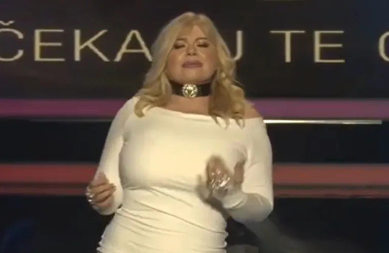 Zorana je jednom prilikom rekla: &quot;One su moj zaštitni znak, ali ja sam jednom obukla tu rolku.... i to je bilo još gore! Mislim da se trebam držati dekoltea. Uostalom, priroda me obdarila, hvala joj&quot;.
