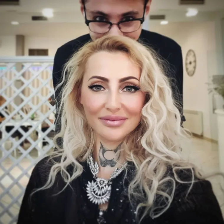 Alex se otvorila i po pitanju svog zdravlja, o čemu je dosta puta pisala i na Instagramu gdje je otkrila da ima PTSP, OKP te introvertnost. &quot;Ja nisam moja bolest pa godinama trpim i šutim o tome jer ne želim da me itko žali ili drugačije gleda. Doktori se slažu da su bolesti vjerojatno većinom rezultat dugogodišnjeg psihofizičkog zlostavljanja, teških stresova i zanemarivanja pa se ne volim toga prisjećati&quot;, zaključuje Alex koja je nedavno na društvenim mrežama otkrila da ima 18- godišnjeg sina.
