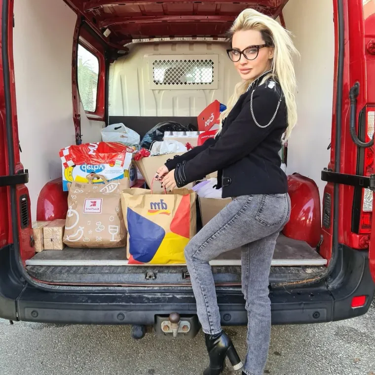 &quot;Samohrana sam majka 18 godina, nas dvoje smo sami prolazili kroz sve i život nas nije štedio. Bio je svjestan u što se upuštam, bojao se kako ću to podnijeti znajući da sam osjećajna i teško bolesna, ali je znao razlog zašto to radim i da je zapravo bolest razlog žurbi. Mene je bilo strah da nije spreman za sve što nam slijedi, ali odlično je to podnio. Nije mu bilo lako gledati me dok patim, znam da je morao i rano odrasti zbog svega što smo prošli (čak smo bili beskućnici jedno vrijeme) pa je i ovu situaciju podnio vrlo zrelo&quot;, priznala je.